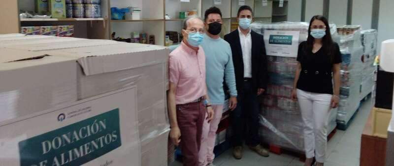 Donación de alimentos a la Asociación Casañas Gil/TA.